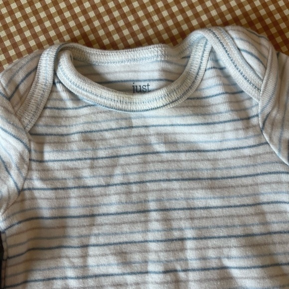 Bundle of 7 onesies + 3 bibs gerber / Carter's.
3-6 Months - Picture 8 of 12